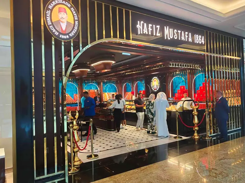 Hafiz Mustafa 1864 in Dubai Mall